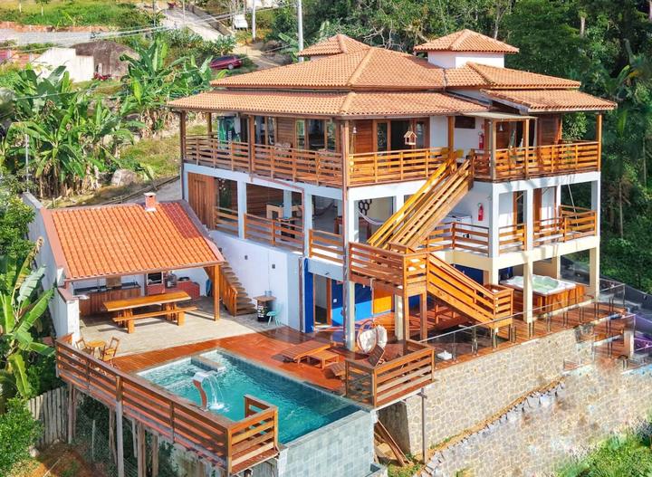 Three floors of timber and glass on the Corumbê hillside