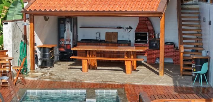 The gourmet pavilion and its long table