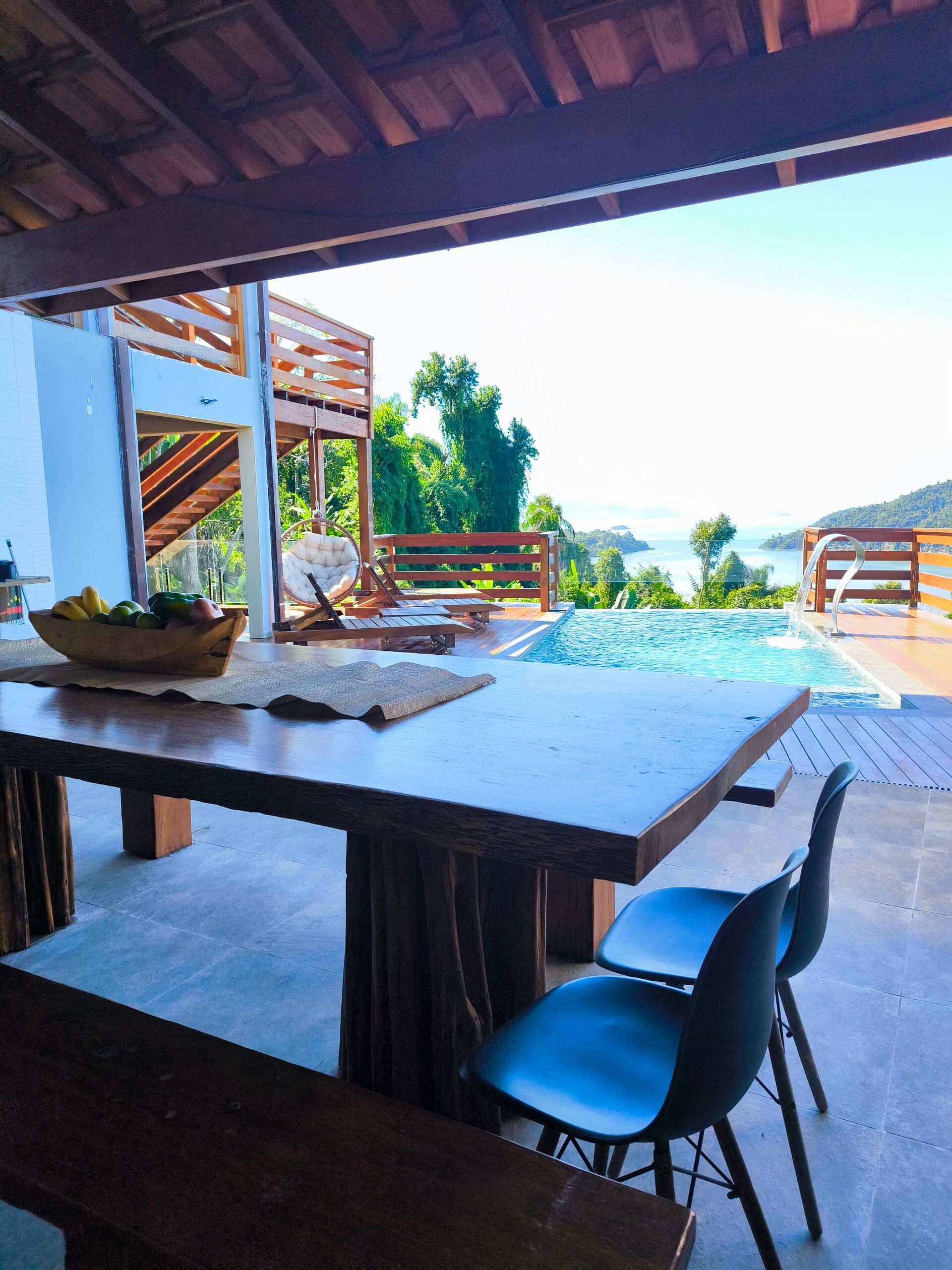 The gourmet table above the pool